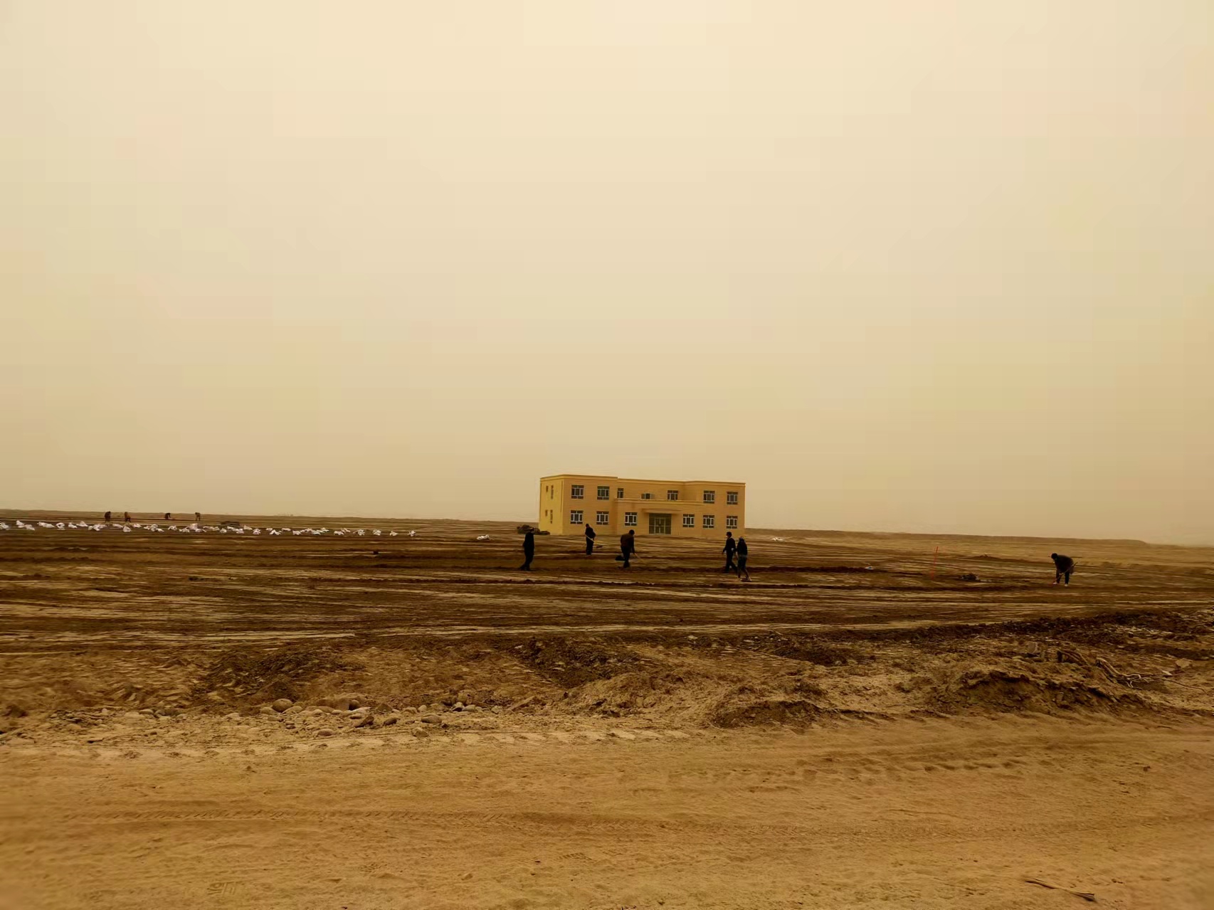 6.新疆阿克陶鹽堿地研究站（將圖中人P掉，天氣p好一點）.jpg